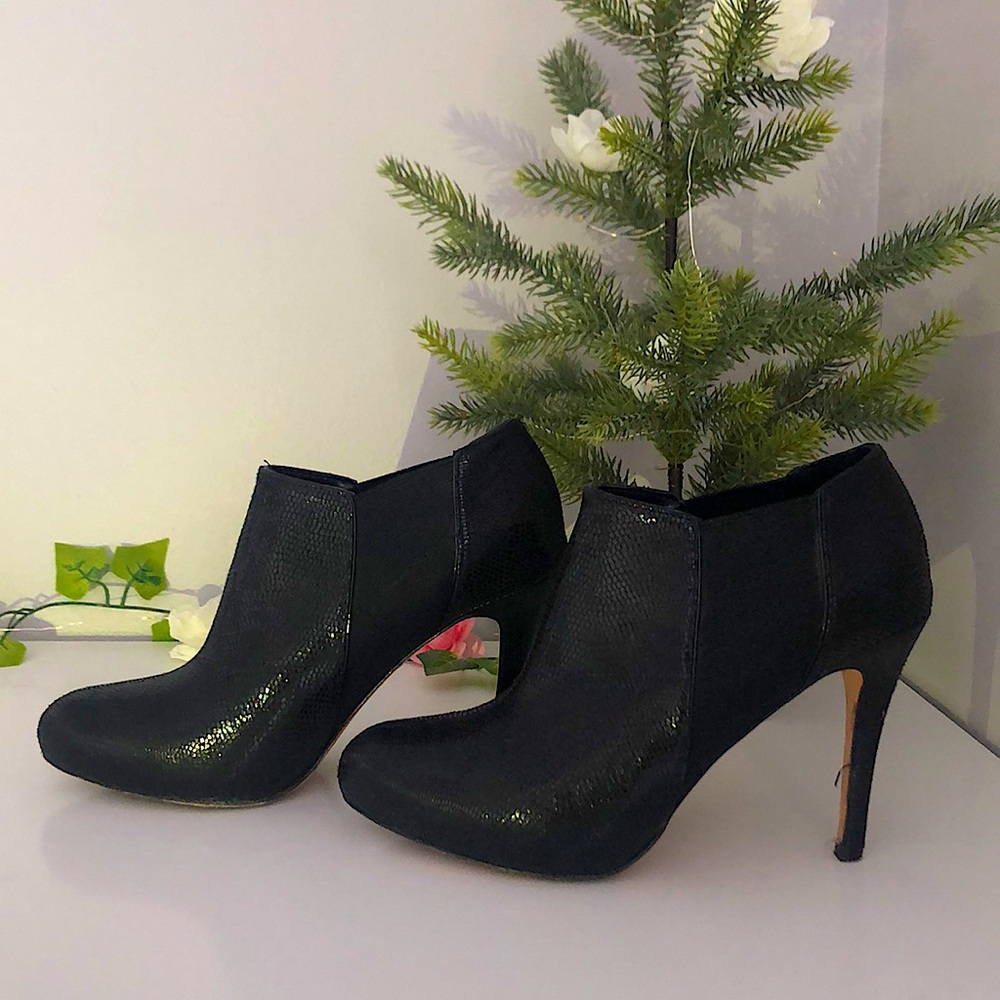 White House Black Market Ankle Boots (Size 6 1/2)